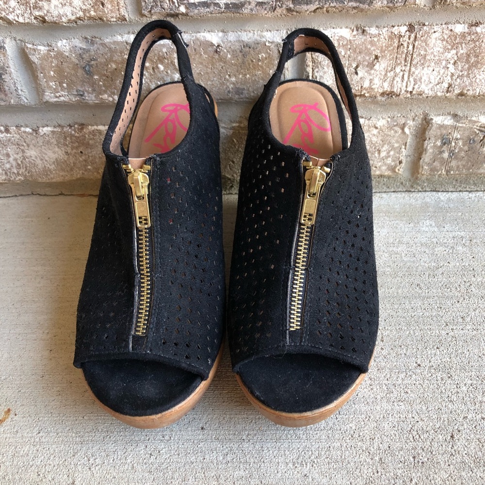 Black wedges
